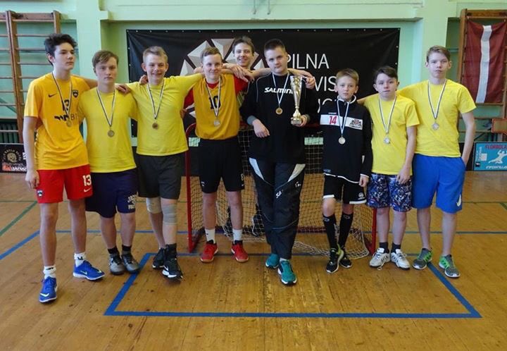 r69vsk's tweet photo. Lepojamies ar skolas florbola komandu! #florbols #pilseta #3.vieta https://t.co/JryQVijAVk https://t.co/yz8l7n89DD