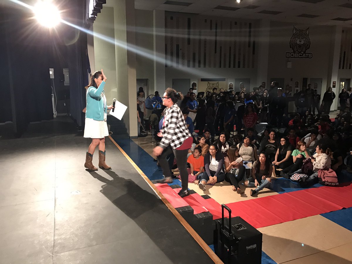 SSAISDDwightMS's tweet photo. #DwightStrong our students are pumped up for next week's STAAR! We are Bobcat STAARDOM! WE WILL DO IT - AGAIN! 💪🏽🐾⭐️🌟✨🏆 https://t.co/UzNrTrVypg