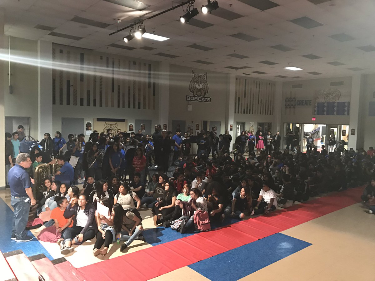 SSAISDDwightMS's tweet photo. #DwightStrong our students are pumped up for next week's STAAR! We are Bobcat STAARDOM! WE WILL DO IT - AGAIN! 💪🏽🐾⭐️🌟✨🏆 https://t.co/UzNrTrVypg