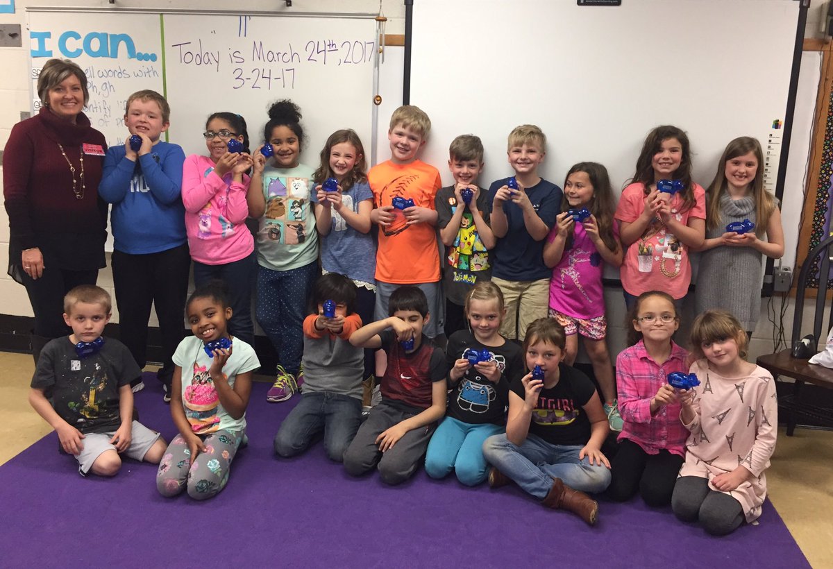AmericanBank_BG's tweet photo. Ms. Wilson's 2nd grade class is ready to save for the future w/ their AB&T piggy banks! @McNeillAdmirals @JA_SCKentucky #ABTcares #JAinaDay https://t.co/40UIERlAWe