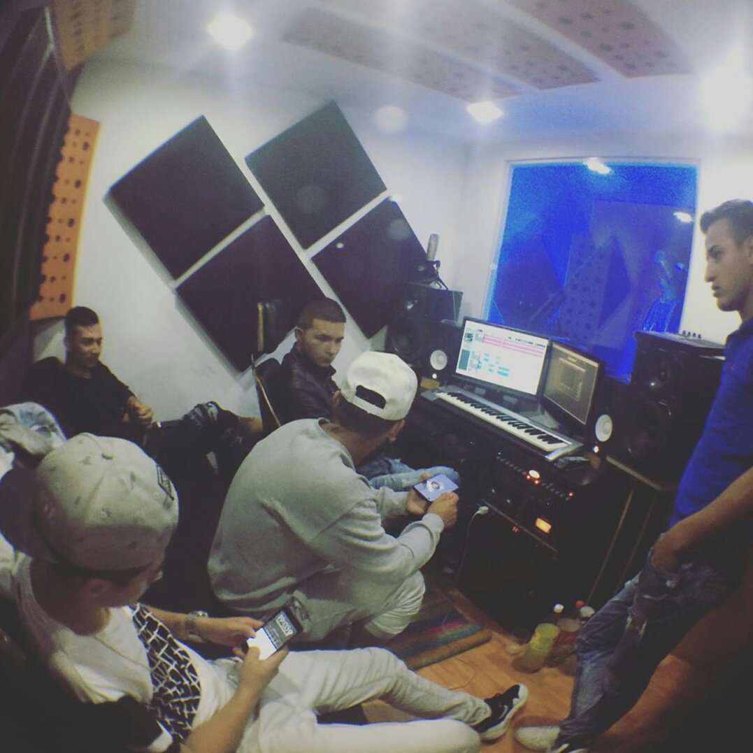 Feelingmusiccol's tweet photo. Working 🔥🔥🔥@Contrapuntocol @miguevoice @edwinfa65783102 @jimdfofficial @kmiloenjoycol  #Castigo3  #FeelingMusic https://t.co/rl4QWEEAN7