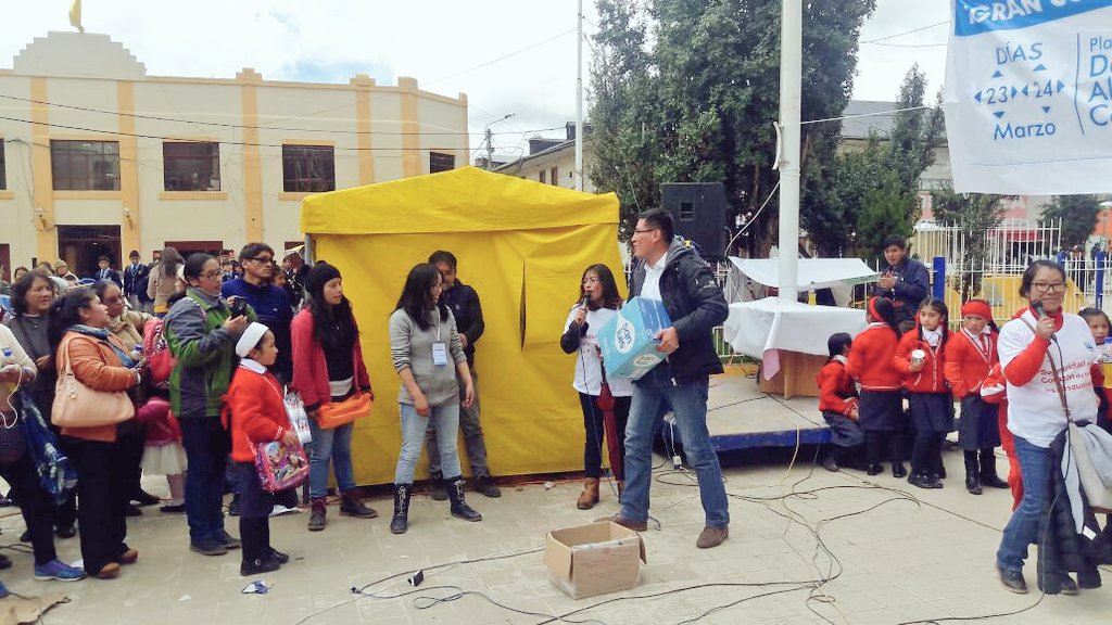 RoyVenturaA's tweet photo. #EstamosContigo
 Hoy participamos en la radio teleton llevando ayuda para nuestros hermanos damnificados  #PascoPresente https://t.co/uzlvur83YY