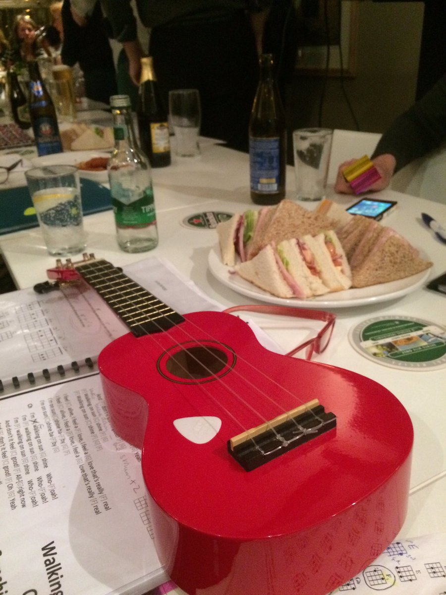 BenjaminGearey's tweet photo. It's gone all #ukulele #uketastic down in #crosshaven tonight https://t.co/IJjfoBj8tb