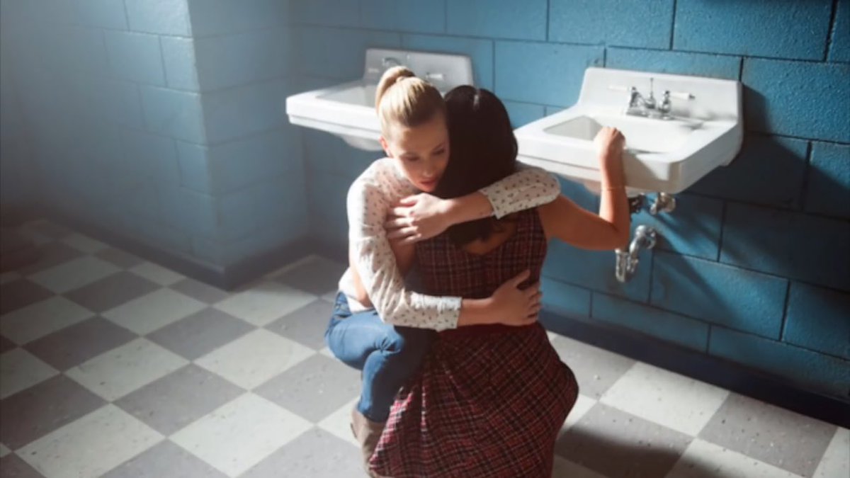 Line031201's tweet photo. Oh Ronnie.. I adore their friendship #B&amp;V #camillamendes #lilireinhart #veronicalodge #bettycooper #Riverdale https://t.co/qQP9bTO6Hb