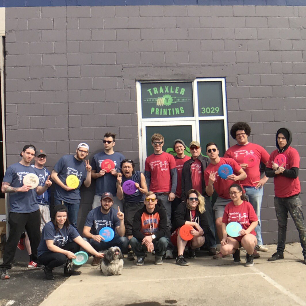 TraxlerPrinting's tweet image. SUPER AWESOME day out frisbee golfing with our amazing staff! #EmployeeEngagement #asseenincolumbus #frisbee