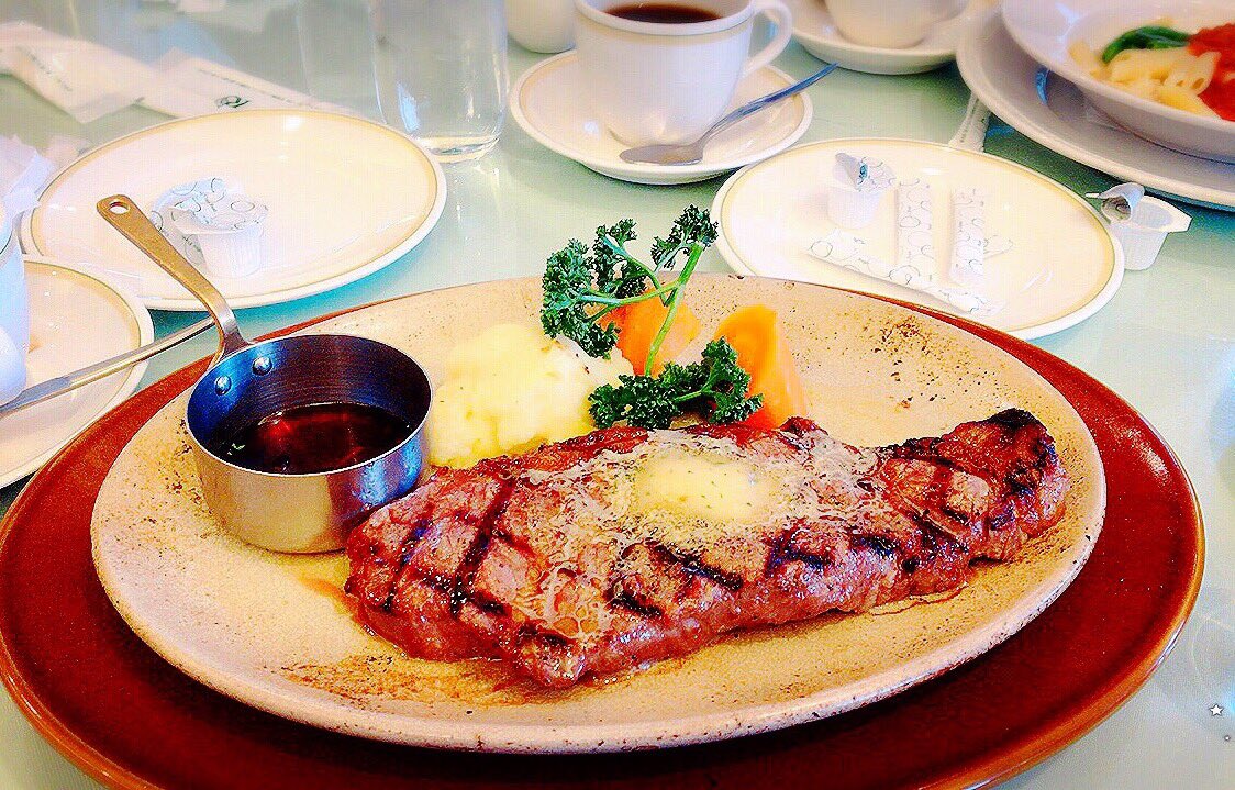 ロイホで朝ごはんキメてます https://t.co/n7lskOJO4Y