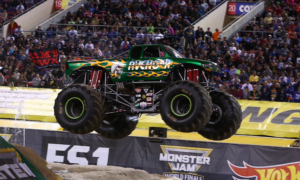 MonsterJam's tweet image. Bad fast! Avenger flies down the left lane to take the quarterfinal win over Overkill Evolution. #MJWorldFinals