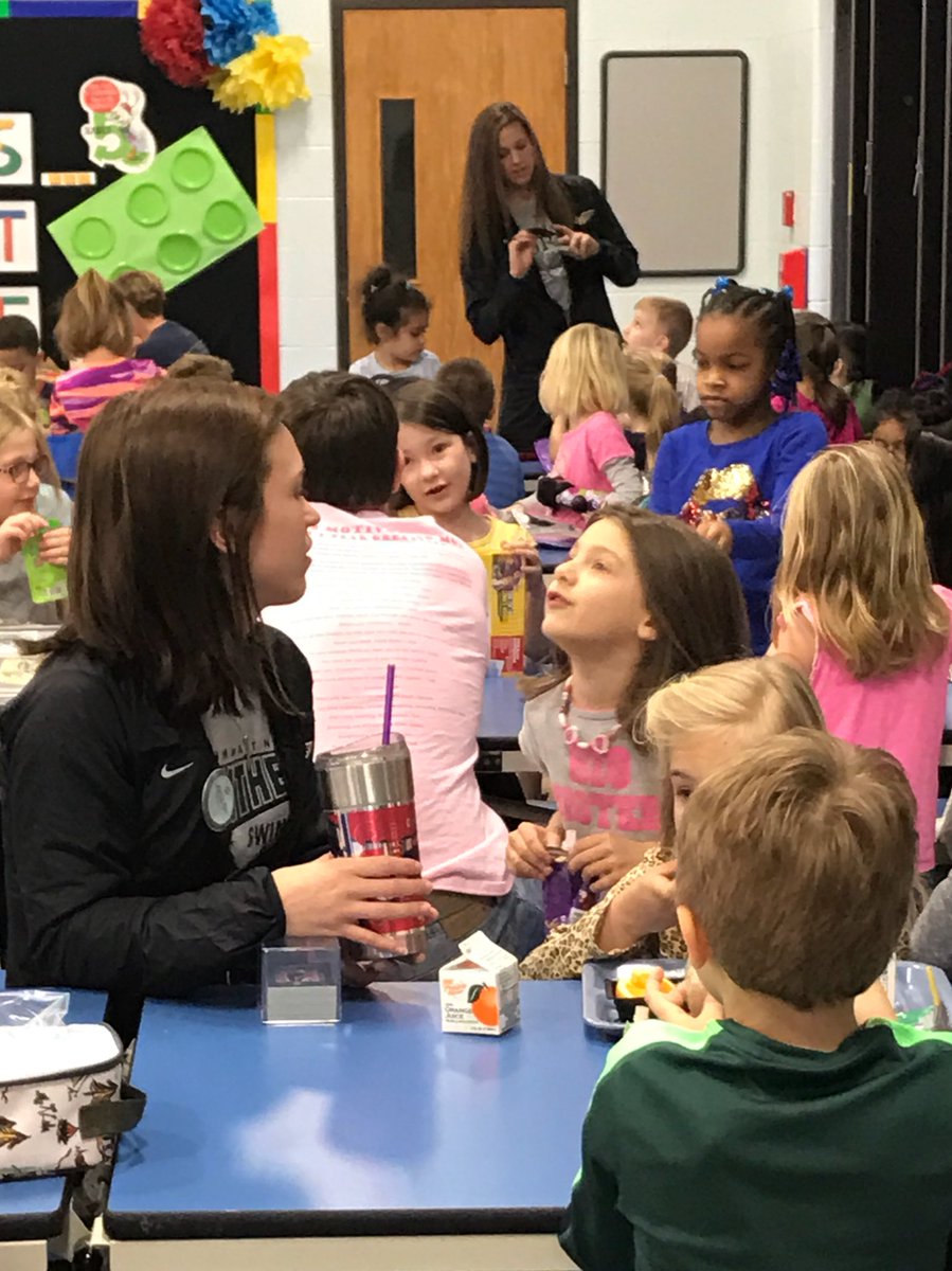 buddyentwistle's tweet photo. Our leaders building relationships with future Panthers. #leagueofleaders #PantherPride https://t.co/VS9nT3dTCi