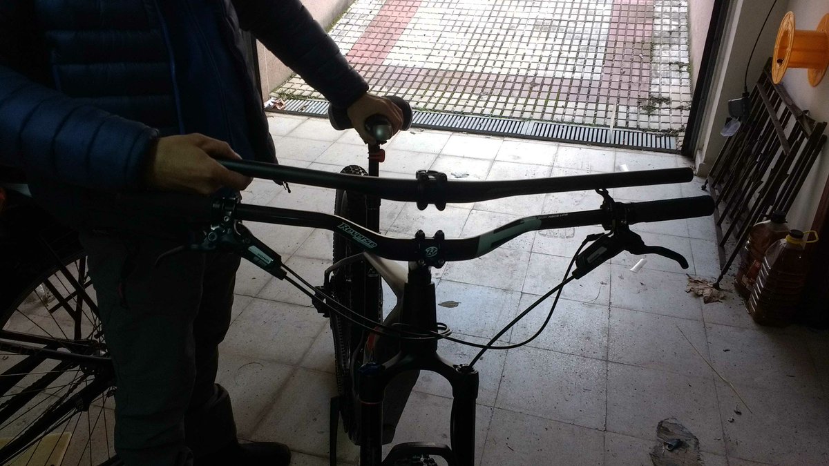 Si un amigo y cliente, nos pide un manillar y una potencia, se lo traemos!!! Ahora a darle duro #cosalpine  #mtb #cmkarakorum