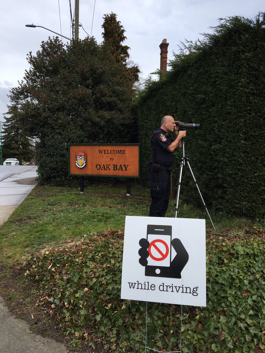 OakBayPD_RCst's tweet image. Members of our @OakBayPD_RCst program out conducting @icbc #CellWatch looking for #DistractedDrivers! #LeaveThePhoneAlone #OakBay @OakBayCop