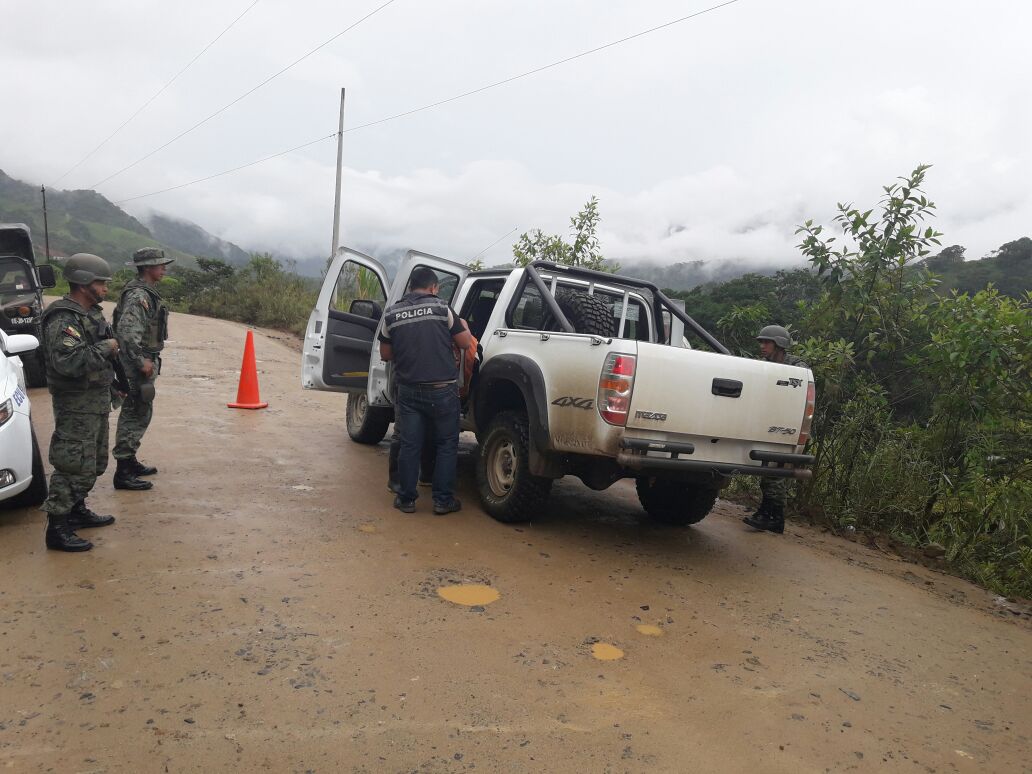 EjercitoECU's tweet photo. #Zamora | Batallón Zamora realizó operaciones conjuntas con la PP.NN,  control de armas y munición sector de Nimares San José de las Minas https://t.co/3EnDlaG3Cj
