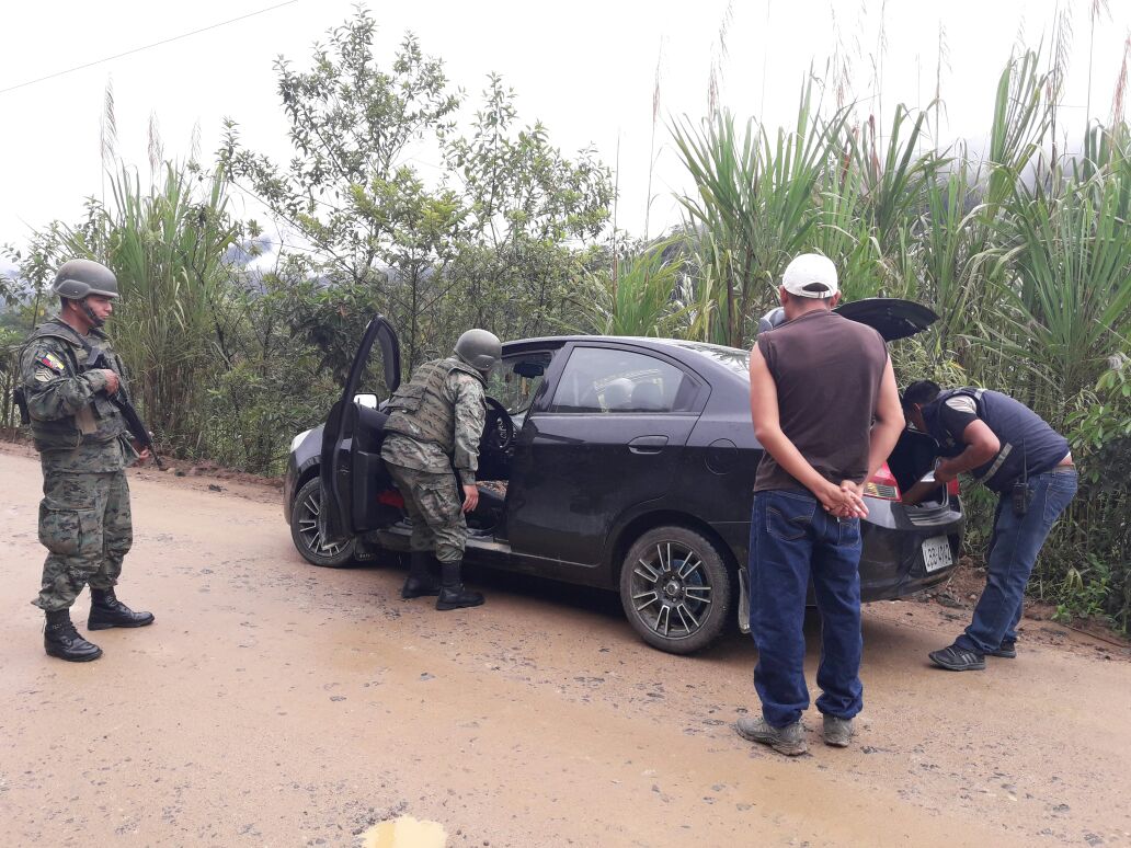 EjercitoECU's tweet photo. #Zamora | Batallón Zamora realizó operaciones conjuntas con la PP.NN,  control de armas y munición sector de Nimares San José de las Minas https://t.co/3EnDlaG3Cj