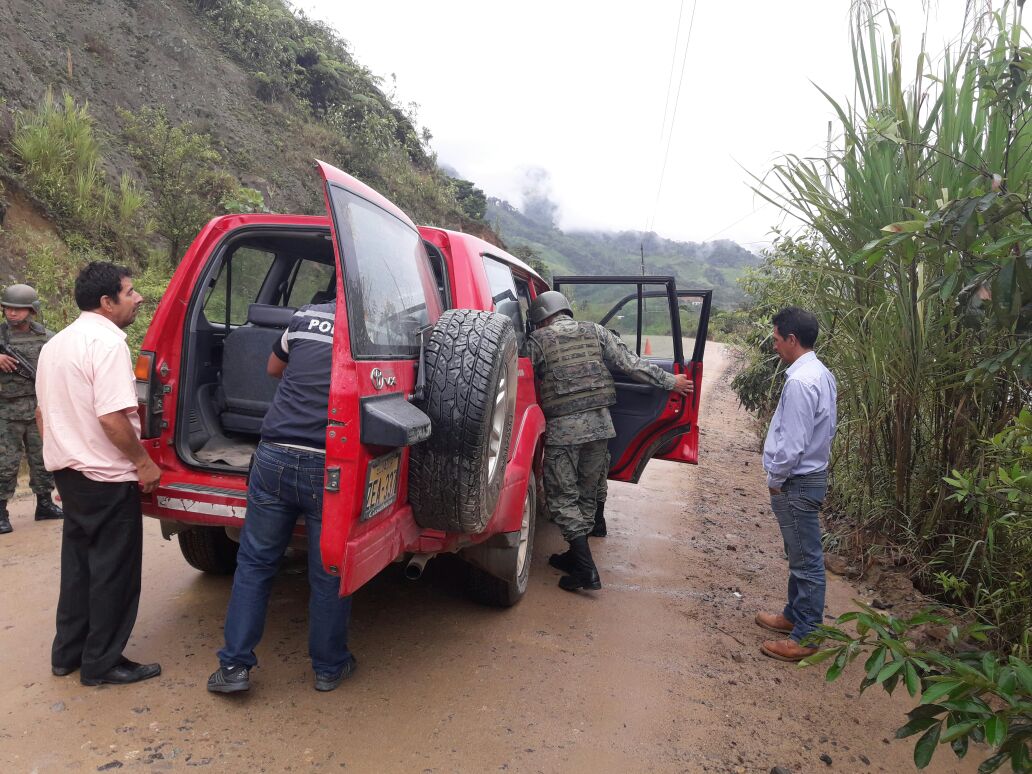 EjercitoECU's tweet photo. #Zamora | Batallón Zamora realizó operaciones conjuntas con la PP.NN,  control de armas y munición sector de Nimares San José de las Minas https://t.co/3EnDlaG3Cj