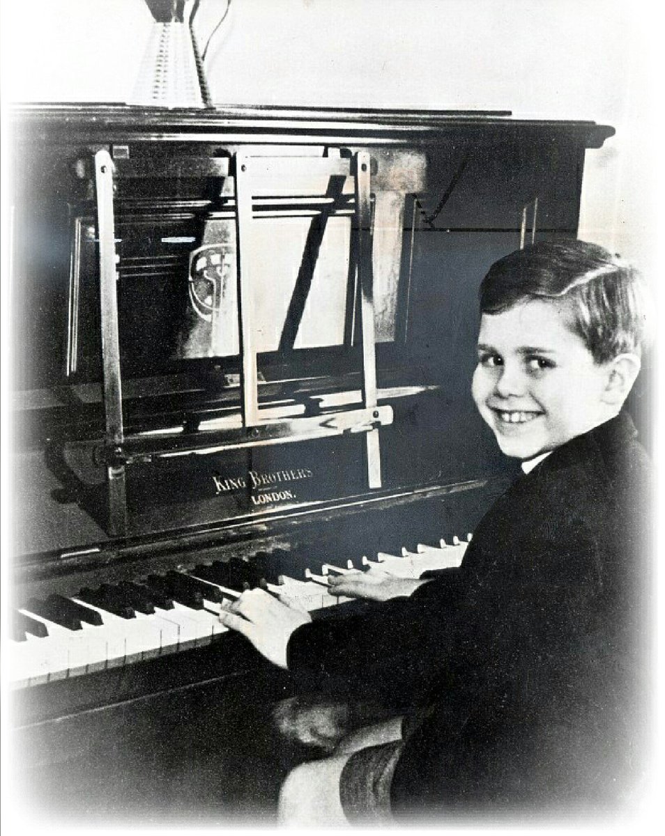CINDY2099's tweet photo. #HappyBirthdayElton🎂
Auguri al mio amato #eltonjohn 
E sono 70 ❕😍👑🎉🔝
@eltonjohncorp @eltonofficial 
#Sixtyyearson 🎵 
https://t.co/KT8NzSaVcE https://t.co/aRVVIgwcIP