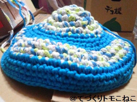 ট ইট র てづくりトモこねこ 猫ちぐら試作２号 全ほどきしてから編みなおし 円形編み図のとおりなのですが 糸の太さがまちまちのためか とんがり屋根になってきた 丸い屋根が良いか それともこのままにするか ご予約のお客様に確認したところ面白いと