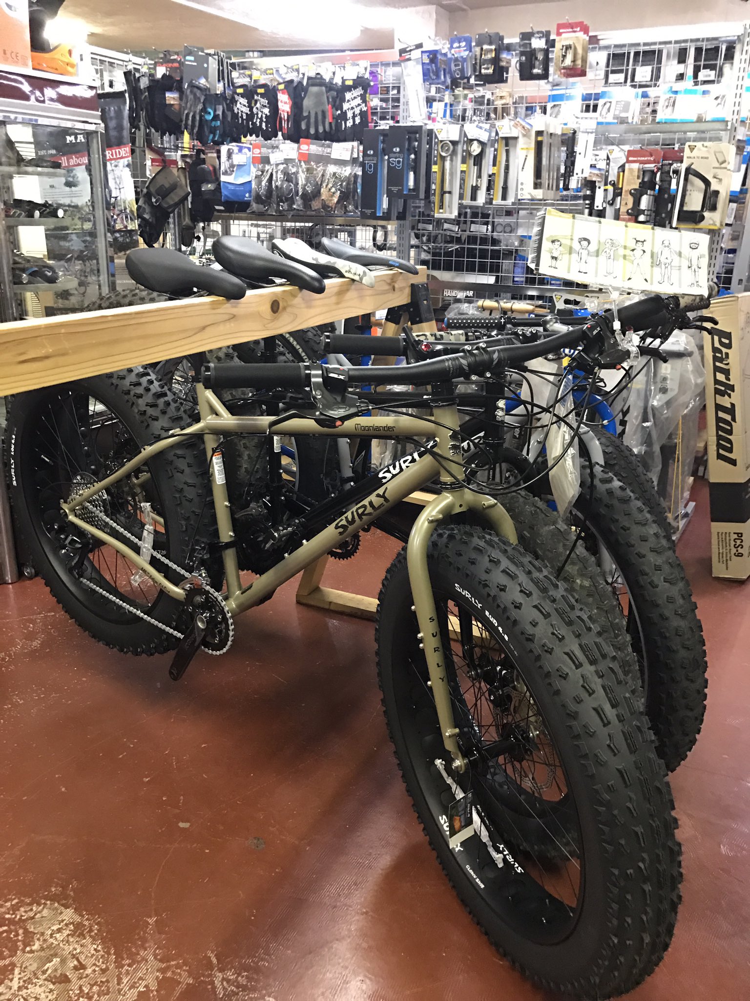 Carnosa Camp 今日も元気に11 00から営業します Surlyのファットバイクも取り扱いしています 新車 中古車合わせて展示中です カスタムのご相談もお気軽にスタッフまでお声掛け下さい 山梨 甲府 自転車 ファットバイク Mtb ソトアソビ