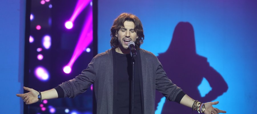 TuCaraNoMeSuena's tweet photo. .@RaulOgalla, un impresionante @manuelcarrasco_ interpretando ‘Y ahora’ en #TuCaraNoTodavía3 https://t.co/WiM3Bky79V https://t.co/W3s1Sj8Lzw