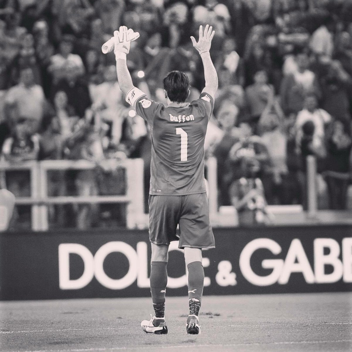 mvfoari's tweet photo. @gianluigibuffon - 1000 Matches:

⚽️ 6️⃣1️⃣2️⃣ - Juventus
⚽️ 2️⃣2️⃣0️⃣ - Parma
🇮🇹 1️⃣6️⃣8️⃣ - Italy
👋 4️⃣2️⃣6️⃣ - Clean Sheets #Legend https://t.co/axggALo2Db