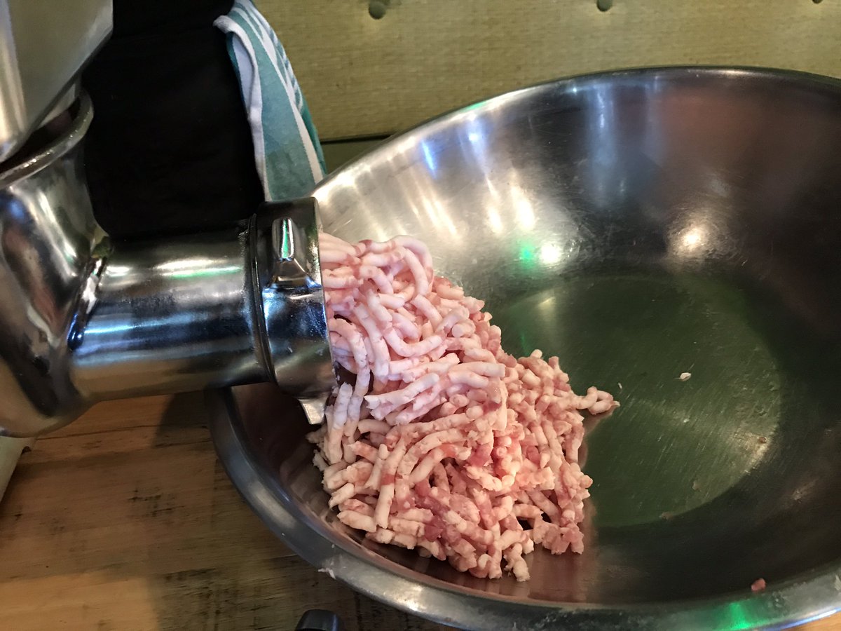 WhatsOnMelb's tweet image. Saturday morning sausage making workshop with Chef Lorenzo at @thecommonmansw. See future dates here: bit.ly/2m6HKWk