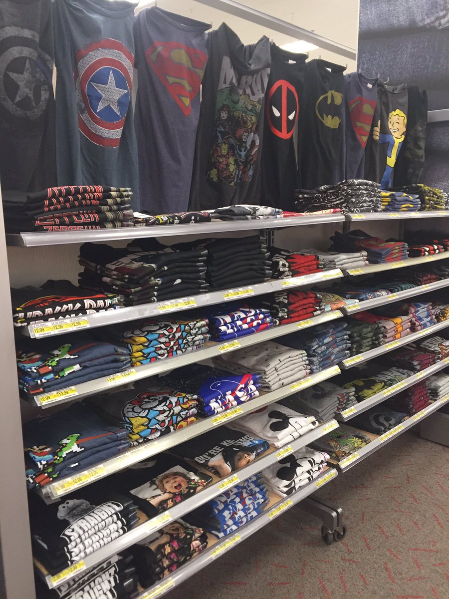 Softlines team has their fold game rocking tonight. #SpringCleaning #BestTeamInRetail 🎯@I_Tob26 <a href="/HopkinsLauren3/">Lauren Hopkins</a> @Leah_swisher