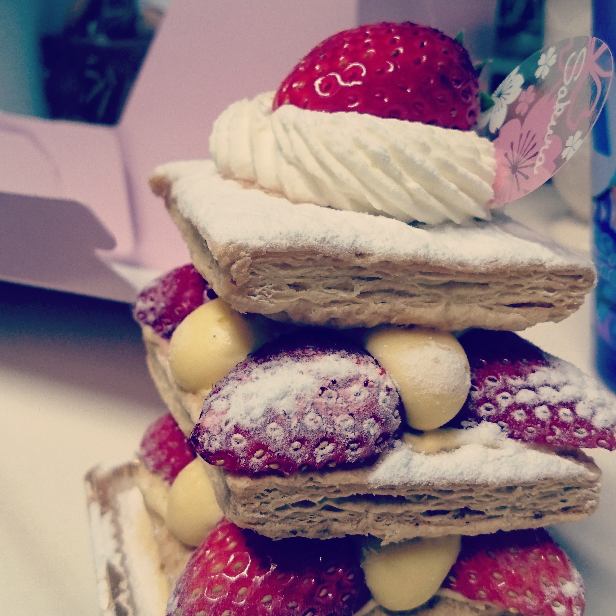 だいち 朝からケーキ 笑 食べたのは奥に見えてるチョコのやつ笑 胃もたれ 年取ったな 笑っ T Co 66sw4rblnq Twitter