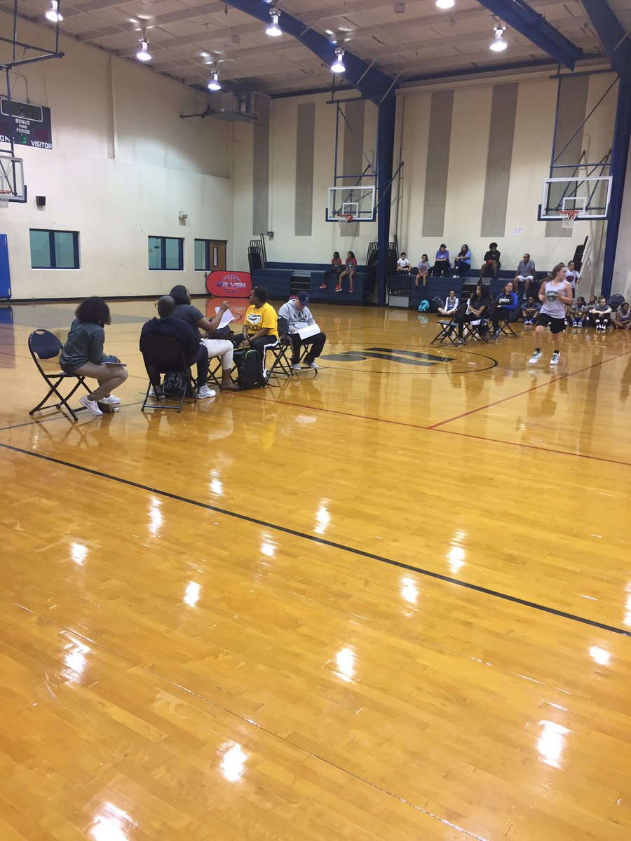 GirlsGOTNext's tweet photo. GGN Open Run is lit! 8 college coaches in attendance also got @TonySwindle and @PBRhoops in the house! https://t.co/UOjZJR9qJC