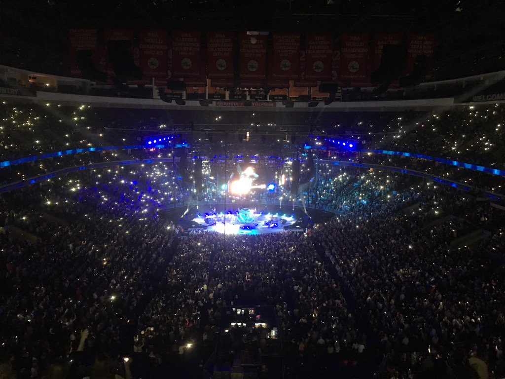 4gwright's tweet photo. Cuz #GarthBrooks said light it up https://t.co/6FvcPCNXkl