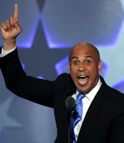 NickHarrys's tweet photo. Corey Booker Asks Out Mindy Kaling!!!!! - https://t.co/kIkvccv6Am https://t.co/L7fyaEU8WL