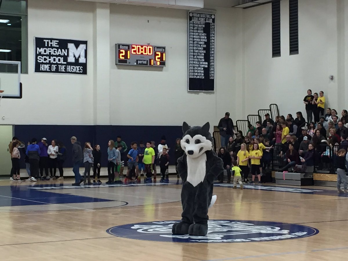 SpanishLuther's tweet photo. Swoosh for Change is one of the best events that we have. Good times with great people. Husky Pride tonight and always.❤ https://t.co/SISDUJp5xy