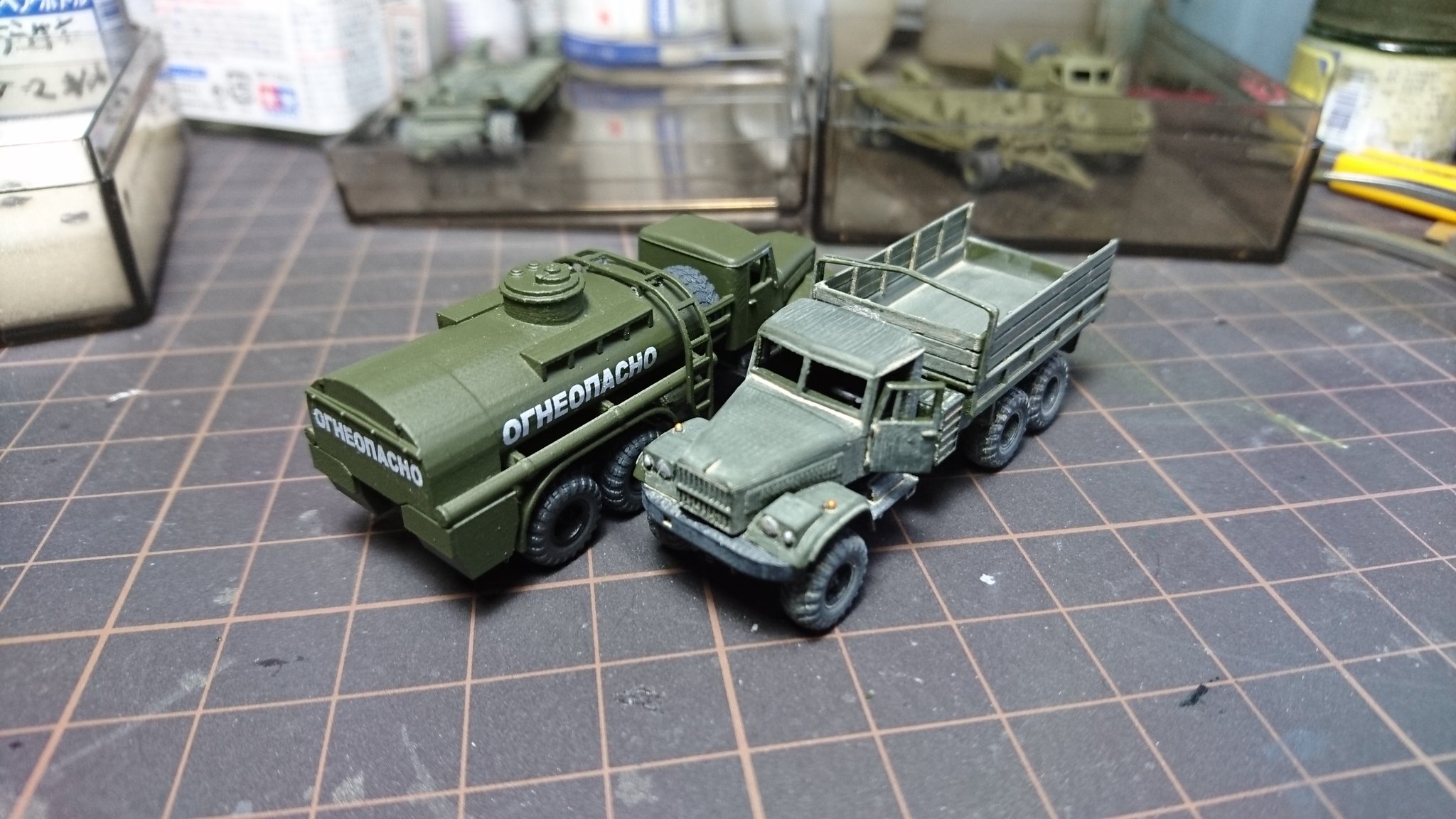 ヒデ丸 リハビリ継続中 On Twitter Kraz255の組み立てサンプルをディテールアップ トラックの荷台に幌のフレームを追加 ジグはキットに付属 タンカーはデカール貼り付け Flammable とか 火気厳禁 の意味 こっちは4 16に会場で 144スケモ Kraz255