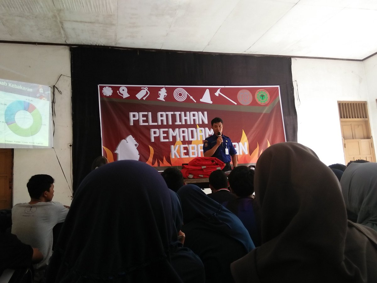 [LIVE REPORT]
Pelatihan Pemadam Kebakaran 2017 @ Kantor Damkar Pedaringan

#HimakesjaMuda
#HimakesjaBerkarya