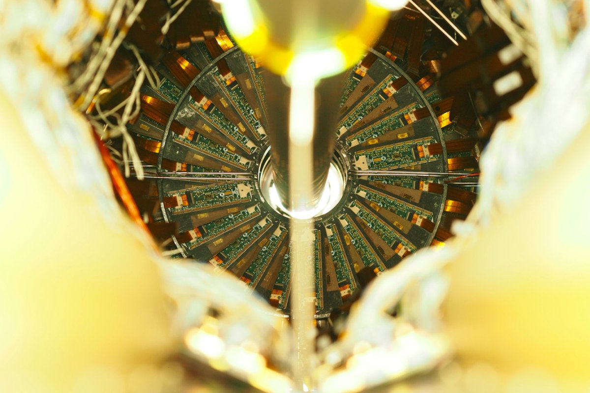 pugmum1's tweet photo. A new gem inside the CMS detector
https://t.co/IYxWtkDxRV #CERN #CMS #detector #detectortechnology #LargeHadronCollider #LHC https://t.co/2l9aid6HT8