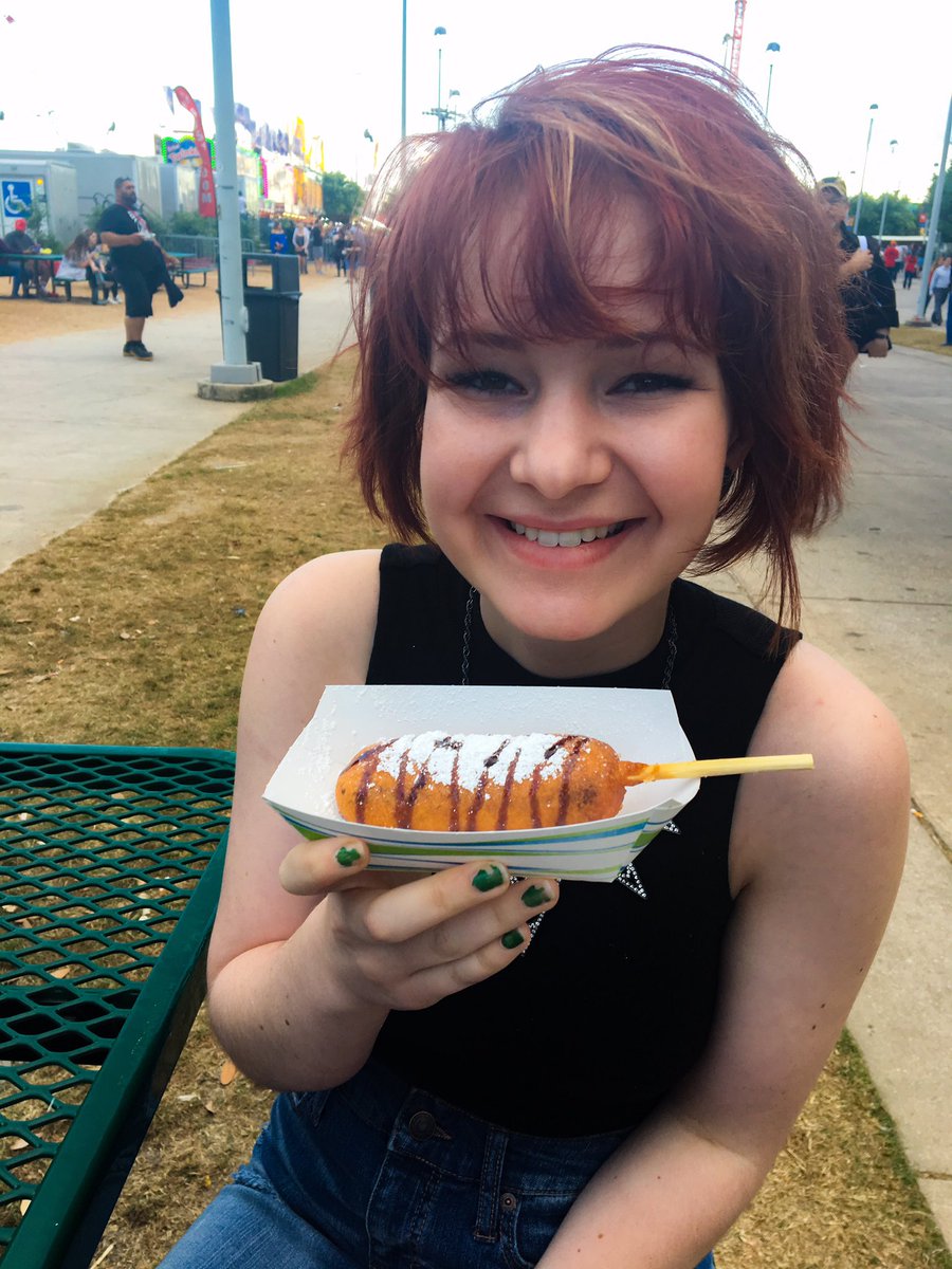 JuliannaBMusic's tweet photo. This ain't my first rodeo, y'allπ€ #rodeohouston #friedsnickers #blink182 https://t.co/irscPHHhPY