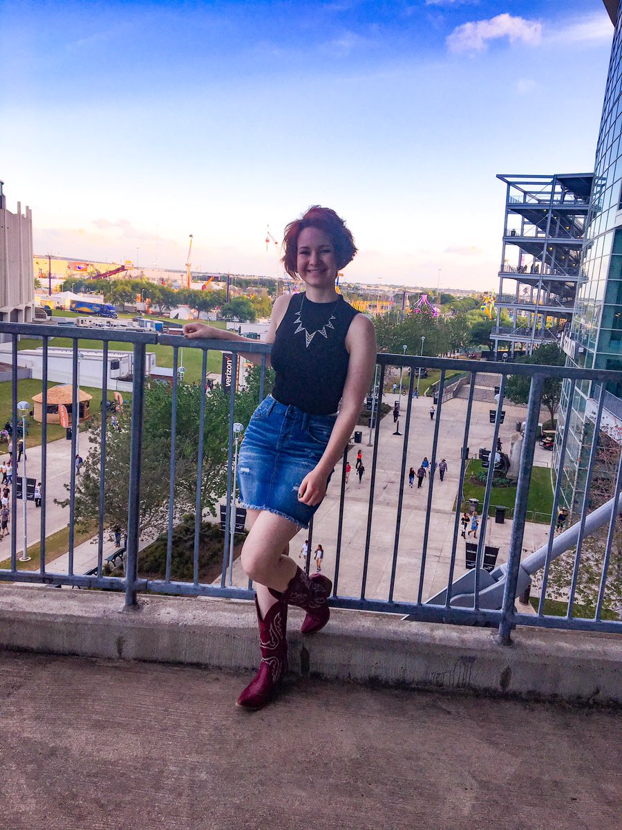 JuliannaBMusic's tweet photo. This ain't my first rodeo, y'allπ€ #rodeohouston #friedsnickers #blink182 https://t.co/irscPHHhPY