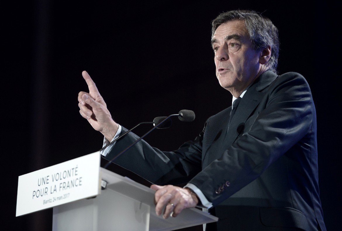 LCP's tweet photo. Fillon s'est fait offrir une montre de plus de 10.000 euros >> https://t.co/dXO9pOH3eH https://t.co/3xccRqDf9V