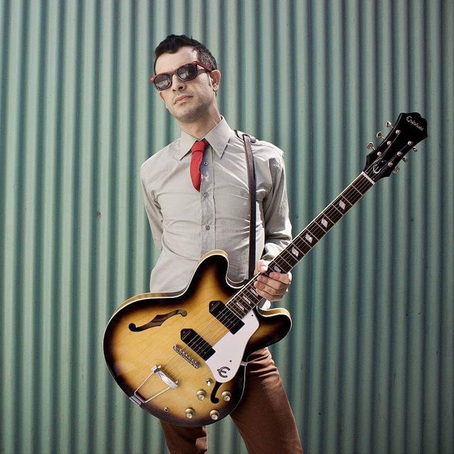 BOASTEITAS's tweet photo. Toda la música de @boasteitas en Bandcamp & Spotify Ph. @faustoferrara (2010) #boasteitas #canciones #volumen4 #locar #locarnini #epiphone https://t.co/CmLL61TPxT