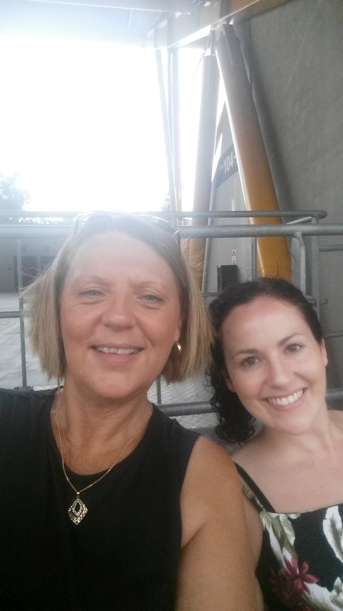 suzdavis18's tweet photo. Watching history in the making #AFLWGF #sista https://t.co/nrYtWK4WLf