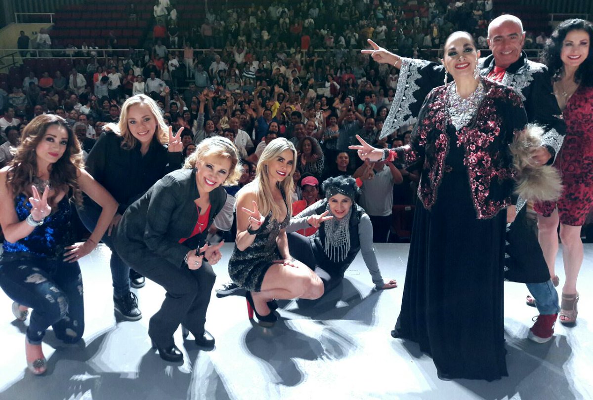 varelateatro's tweet photo. Graciaa celaya! Una mas de @hijasdsumadre @SDosamantesOF @reyesspindola @Aylin_Mujica @LouMunguiaTV @AidaPierce @ginavarela @Vikilopeztv https://t.co/sYgNAVEeQT