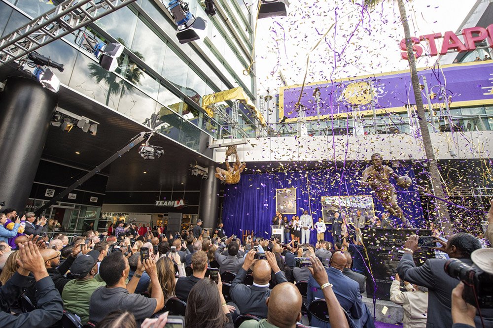 HansGutknecht's tweet photo. The #Lakers Shaquille “Shaq” O’Neal gets a statue @STAPLESCenter #ShaqStatue #Shaq #BigStatue 
Photos: https://t.co/mVVNsQNMLH https://t.co/6DgPLvosXK