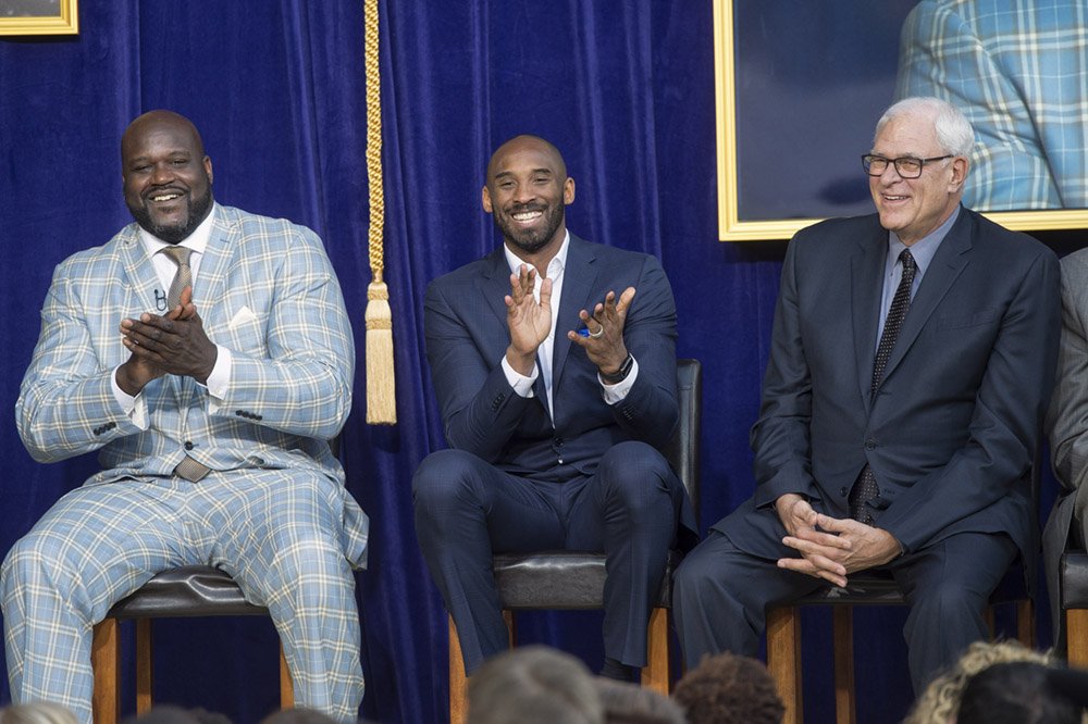 HansGutknecht's tweet photo. The #Lakers Shaquille “Shaq” O’Neal gets a statue @STAPLESCenter #ShaqStatue #Shaq #BigStatue 
Photos: https://t.co/mVVNsQNMLH https://t.co/6DgPLvosXK