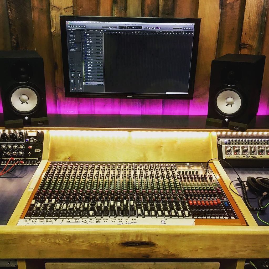 theealchemist's tweet photo. Toni's view (from @mosgenerator ) Lord Ellis recording day 1. #lordellis #no24"kickheadsinhumboldt https://t.co/wpmBZ0DDjU