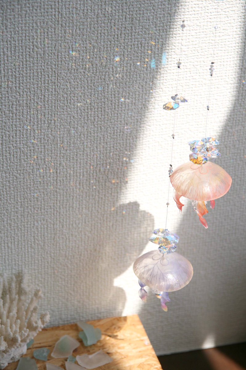 Hoccolie ほっこりえ Auf Twitter しゃら きら くるる 空色ミズクラゲのサンキャッチャーです 紫霞から朱色の 朝焼けクラゲ こっくり赤い 夕焼けクラゲ 窓辺のカーテンレールに吊るすと 太陽光のきらきらを お部屋の中へ招き入れてくれます 窓辺を泳ぐ