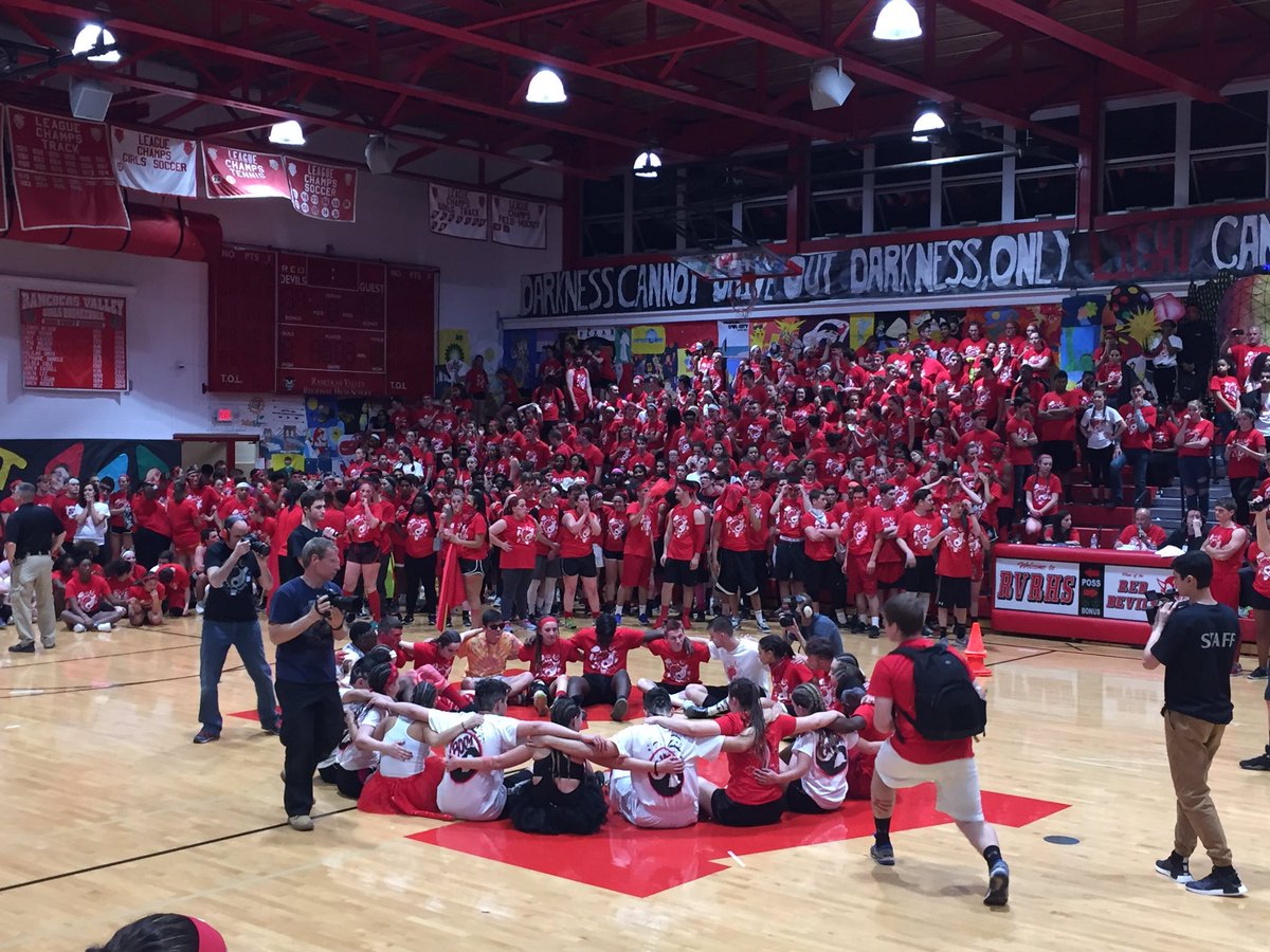 JosephMartinJr's tweet photo. White wins 67-65! What a night! Gotta ❤️ RVRHS! Great spirit and effort by both - #RAWN2017 @RED_TEAM2017 @whitesquad2017 https://t.co/MpEkGQ668i