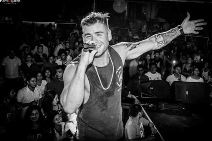 CombateEsBacan9's tweet photo. "BUSCANDO AL MEJOR FANDOM MASCULINO⚡"ojo quien llegue a los 100vts (1° ) pasa a la FINAL
RT➡PANCHLOVERS 
FV➡AUSTINLOVERS
Termina 26.03 5:PM https://t.co/4KwyNo834C