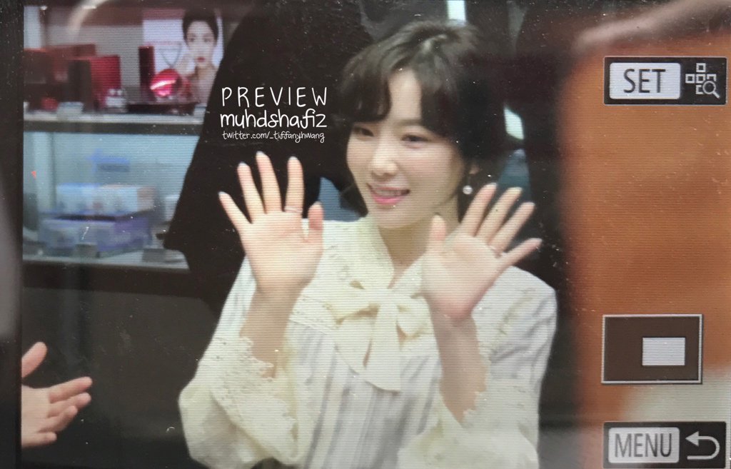 [PIC][25-03-2017]TaeYeon tham dự buổi Fansign cho dòng mỹ phẩm "Banila Co." vào chiều nay C7vP1ooVAAAOIvt