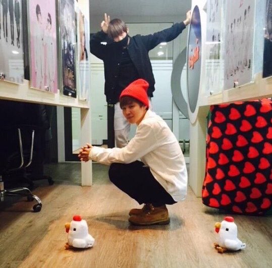 voguecypher's tweet photo. remember when BTS tweeted to the Crossy Road app creator and asked for chicken dolls then UNFOLLOWED HIM AFTER THEY GOT WHAT THEY WANTED https://t.co/Tt8Mm6bP96