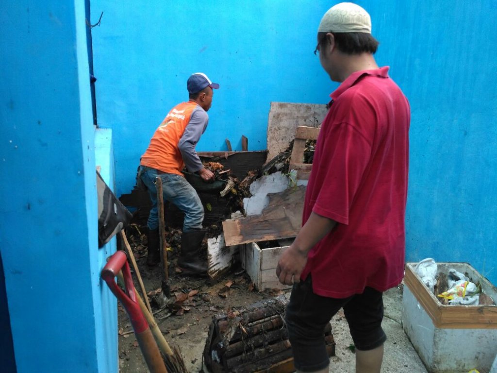 OpieS46's tweet photo. Giat pengomposan open windrow lpm @kel_gumuruh @kec_batununggal with @elmeidian @ridwankamil @pdkebersihanbdg https://t.co/VJPkQMxEQv
