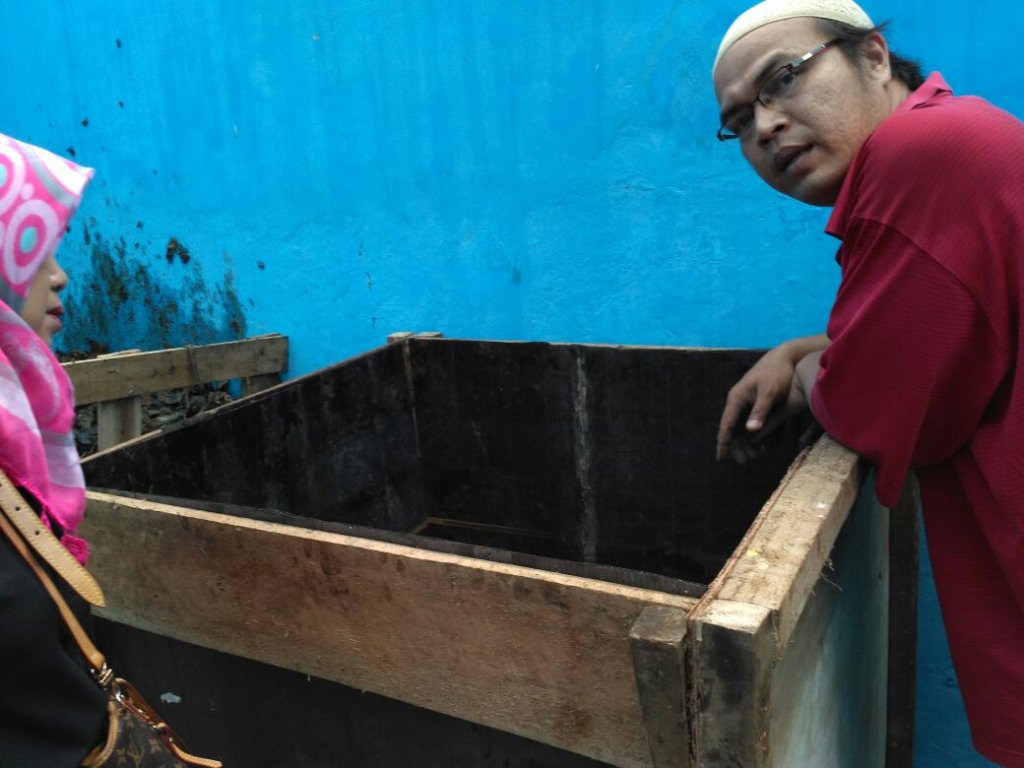 OpieS46's tweet photo. Giat pengomposan open windrow lpm @kel_gumuruh @kec_batununggal with @elmeidian @ridwankamil @pdkebersihanbdg https://t.co/VJPkQMxEQv