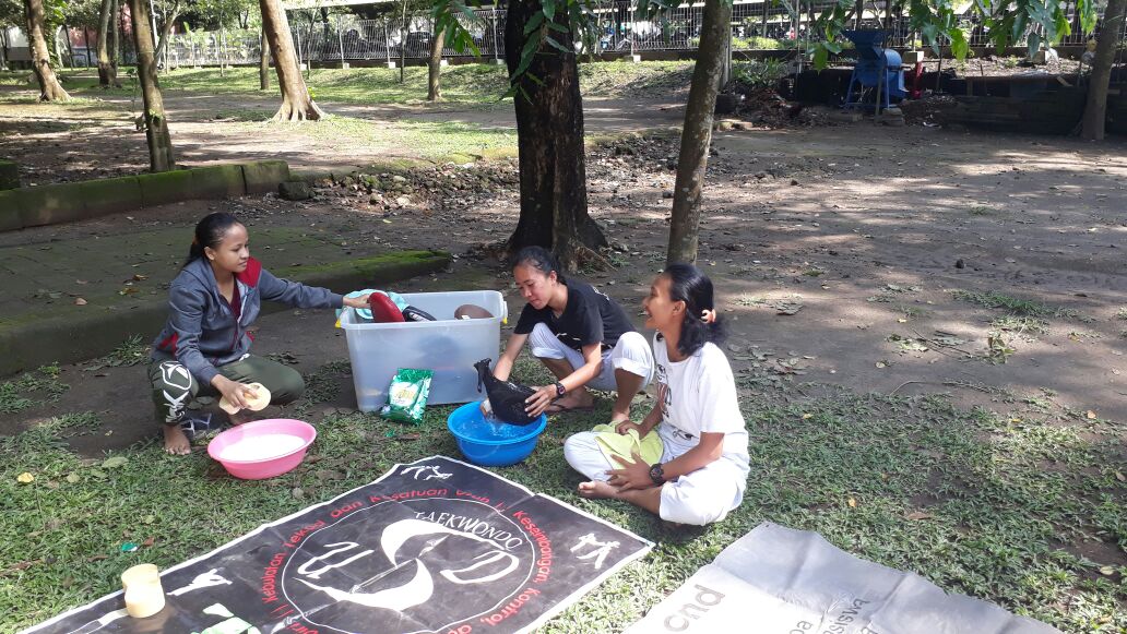 kegiatan rutin UKM Taekwondo USD. 🚮per tiga bln, bersih2 basecamp..  ©l3@n. thanks teman2 tlah berpartisipasi mnjga kbshn alat2 kita😍😘