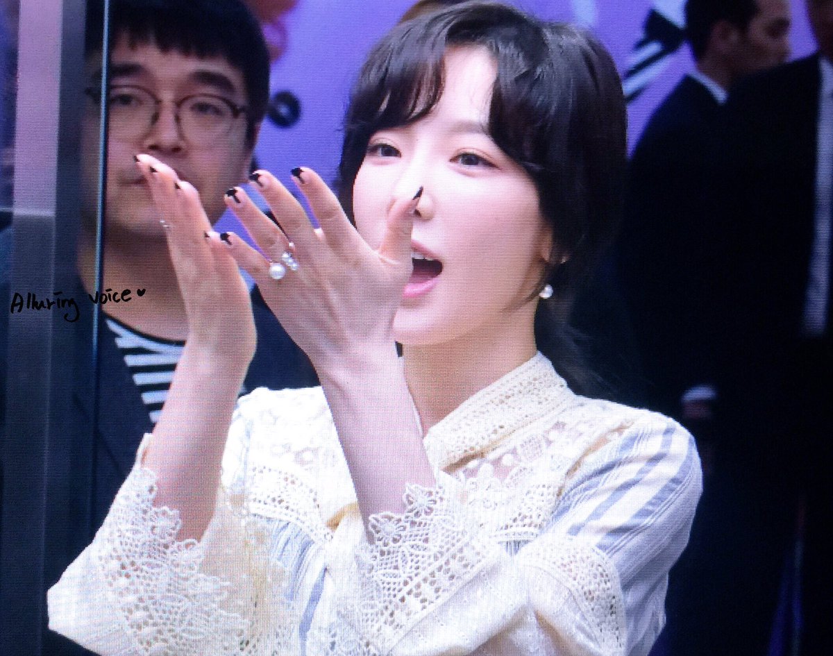 [PIC][25-03-2017]TaeYeon tham dự buổi Fansign cho dòng mỹ phẩm "Banila Co." vào chiều nay C7vUXLHVwAANwJI